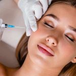 Paciente-injetando-bioestimuladores-de-colageno-numa-clinica-de-estetica-corporal-e-facial