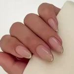 galeria-unhas-nude-com-detalhes-dourados-1